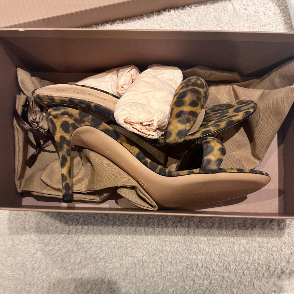 Gianvito Rossi

Bijoux 85MM Leopard Suede Mules - Picture 6 of 7
